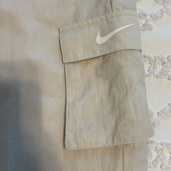 Nike Women’s Cargo Pants - Picture 2 of 4